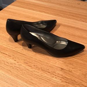Black pumps